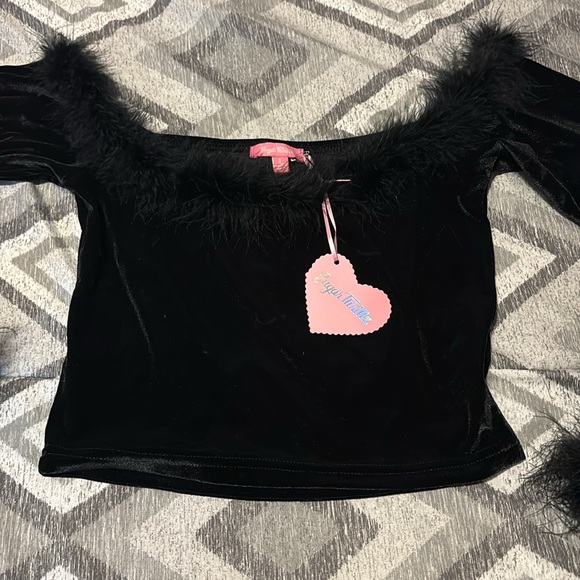 Sugar Thrillz Blafk off the shoulder crop top with fuzzy trim - Picture 5 of 8